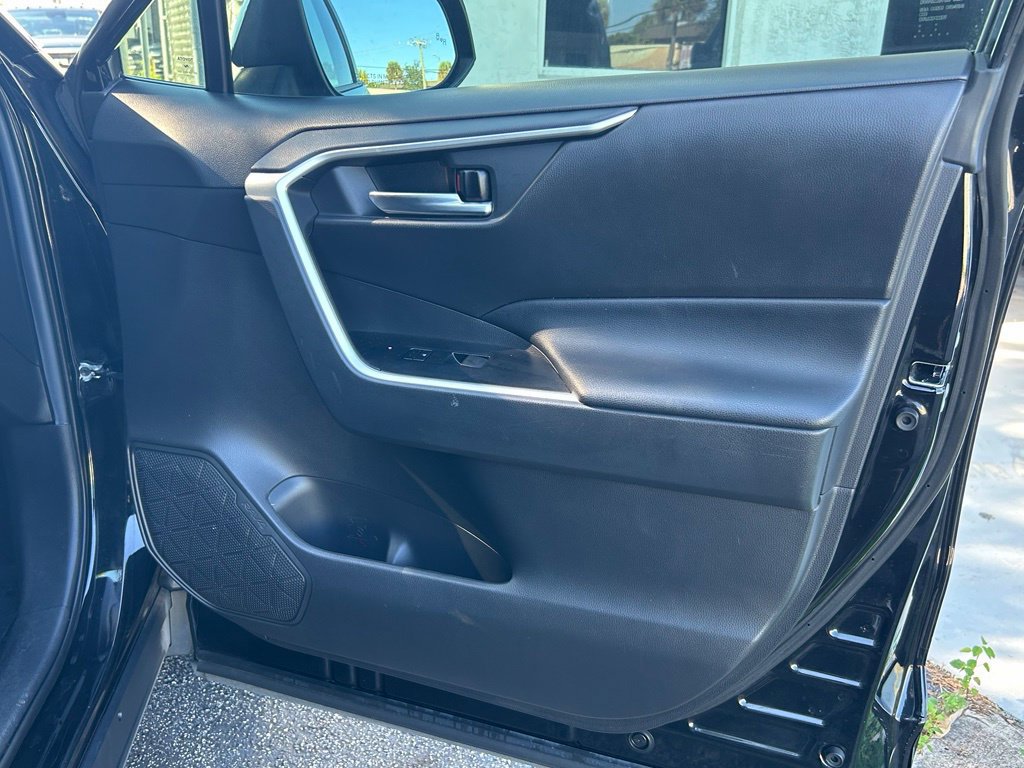 Used 2021 Toyota RAV4 XLE w/ Convenience Package FWD image 29