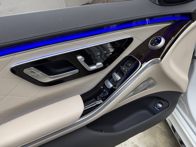 Used 2025 Mercedes-Benz S 580e S 580e image 11