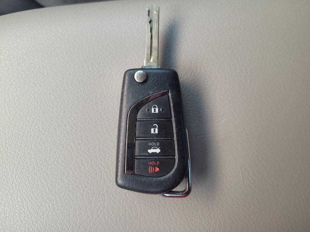 Used 2020 Toyota Camry LE image 32