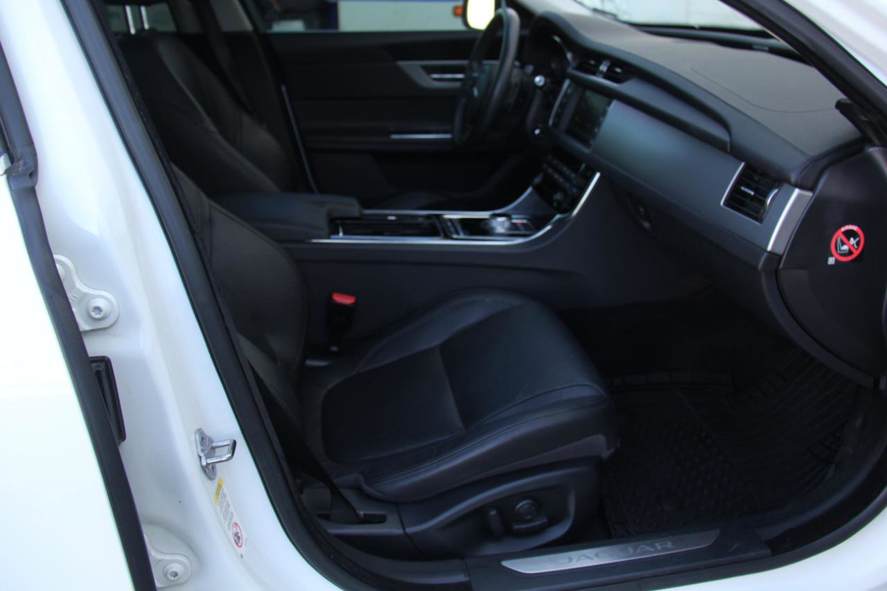 Used 2016 Jaguar XF Prestige RWD image 28