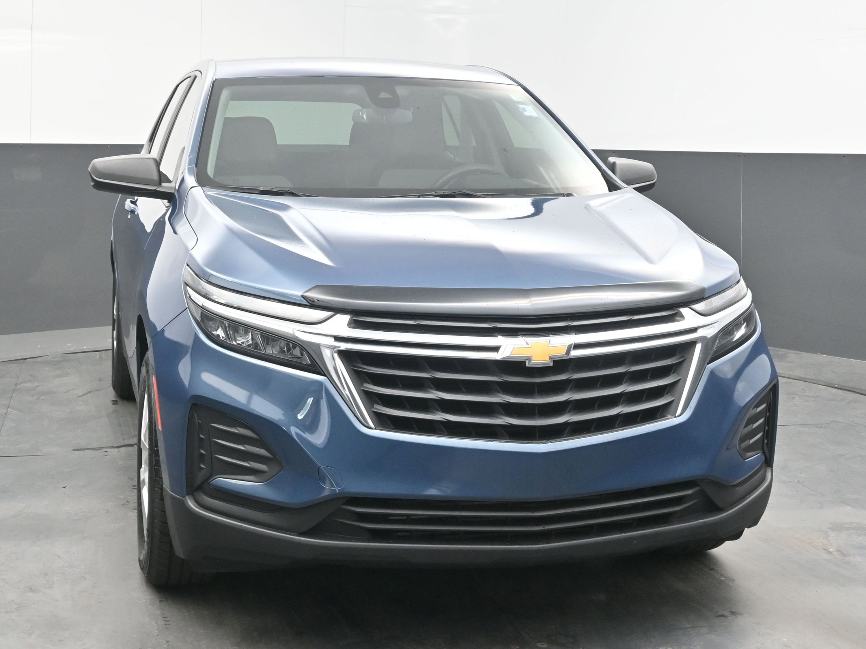 Used 2024 Chevrolet Equinox LS w/ LS Convenience Package FWD image 2
