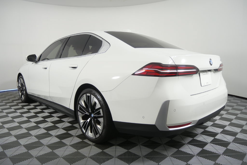 Used 2024 BMW 530i w/ Convenience Package RWD image 6