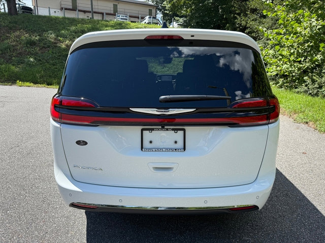 New 2026 Chrysler Pacifica Select image 8