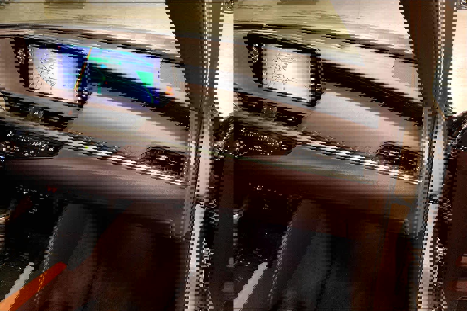 Used 2021 Lexus ES 300h Ultra Luxury w/ Accessory Package 2 image 18