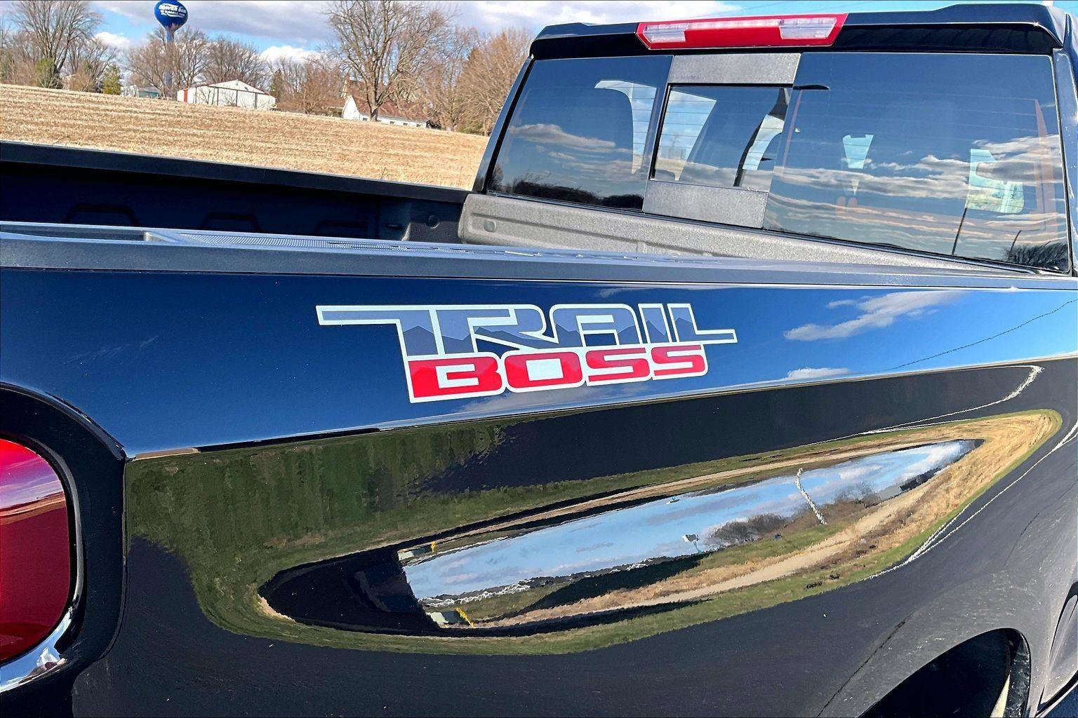 Used 2024 Chevrolet Silverado 1500 LT Trail Boss w/ Convenience Package II AWD/4WD image 9