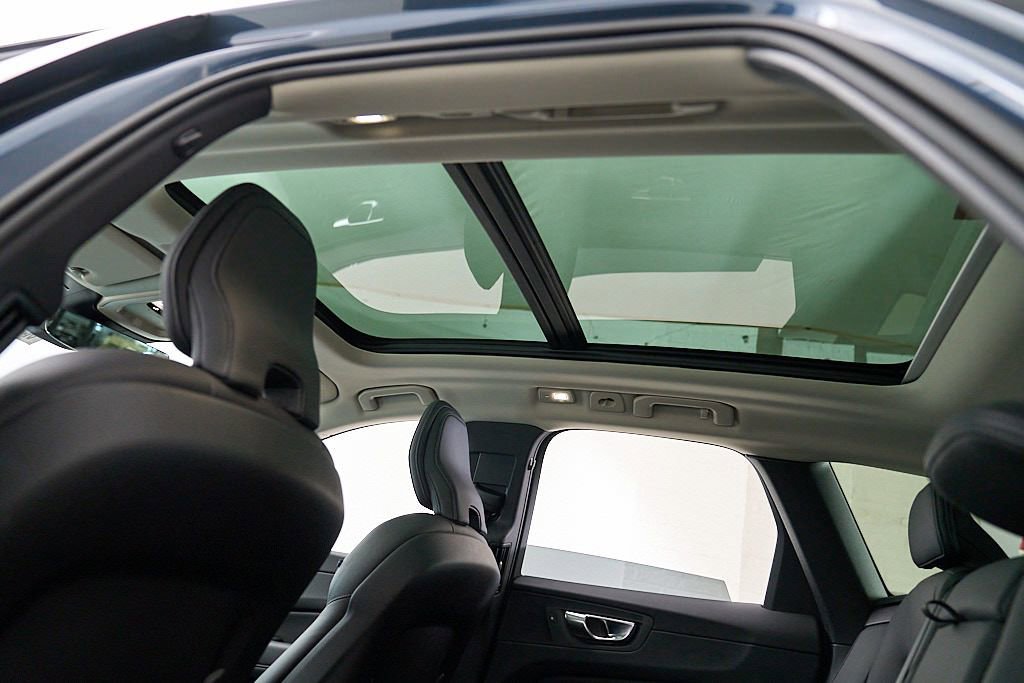 Certified 2025 Volvo XC60 B5 Plus w/ Climate Package AWD/4WD image 22