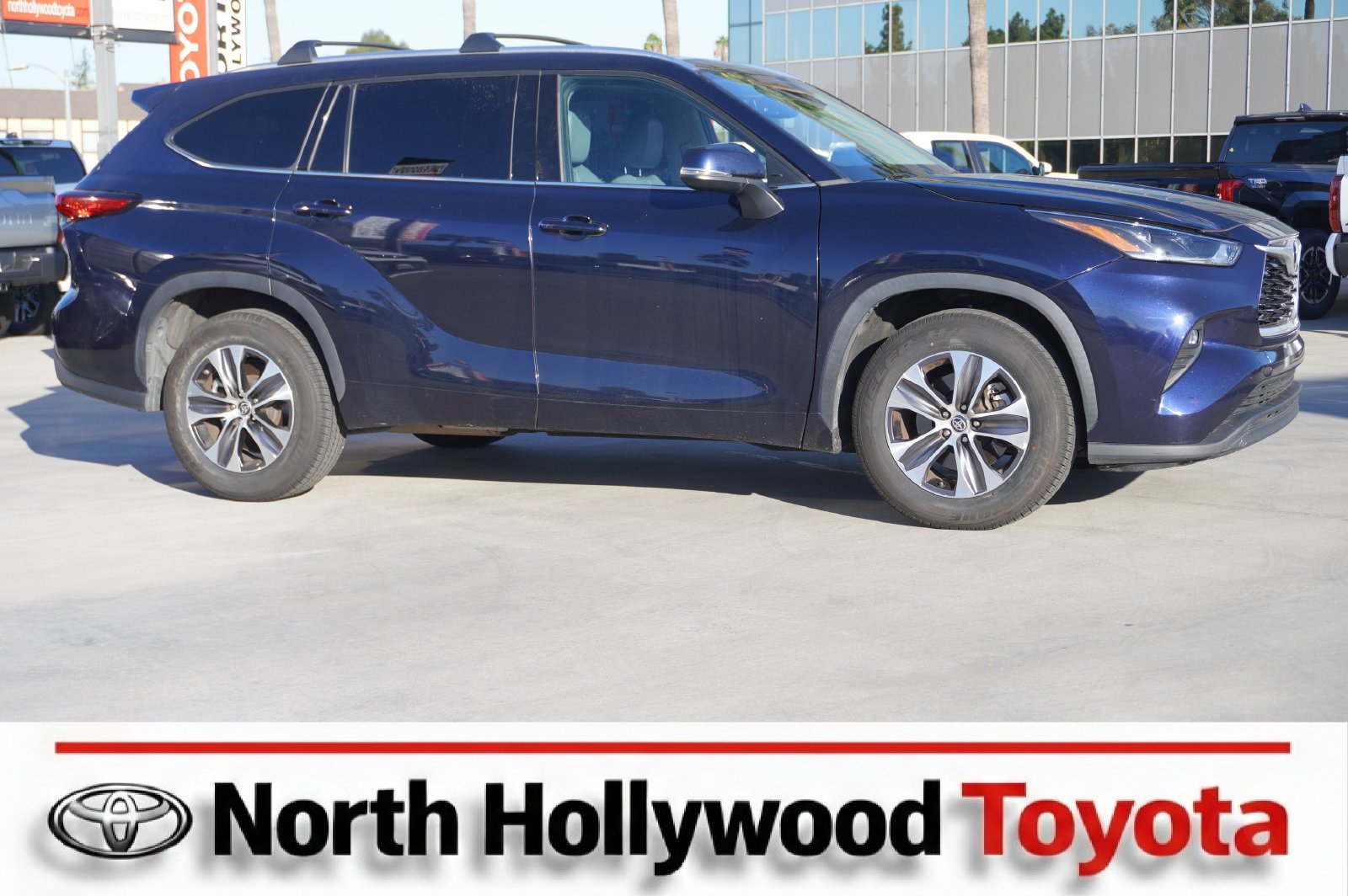 Used 2021 Toyota Highlander XLE FWD image 1