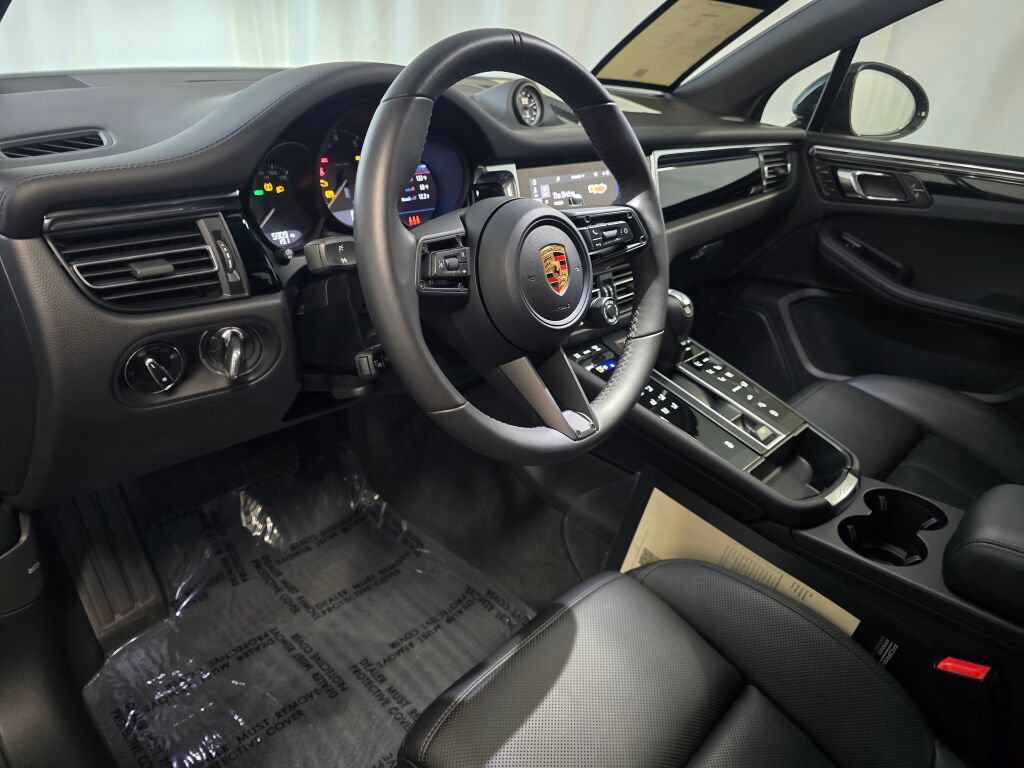 Certified 2026 Porsche Macan AWD/4WD image 4