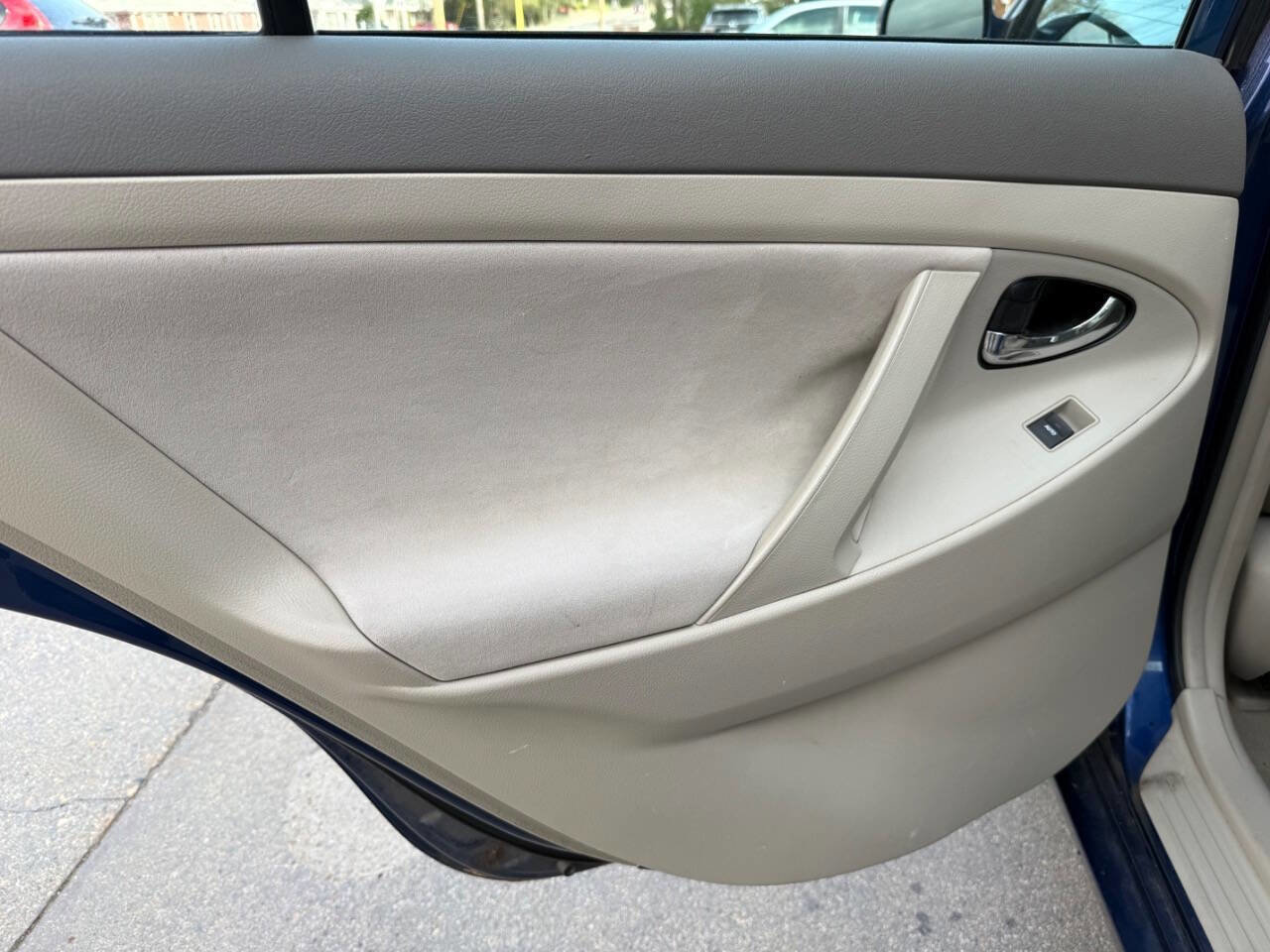 Used 2011 Toyota Camry LE FWD image 13