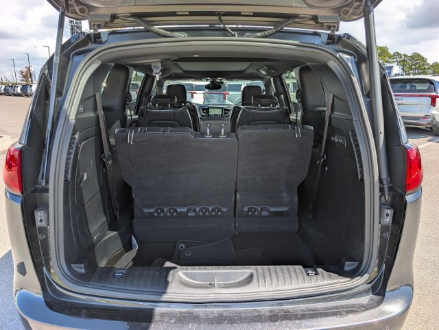 Used 2019 Chrysler Pacifica Limited w/ Advanced Safetytec Group FWD image 6