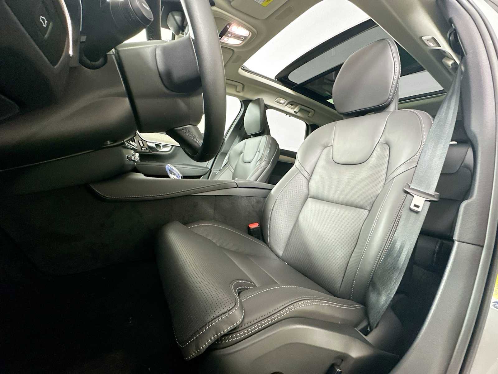 Used 2025 Volvo V90 B6 Cross Country Ultra w/ Climate Package image 18