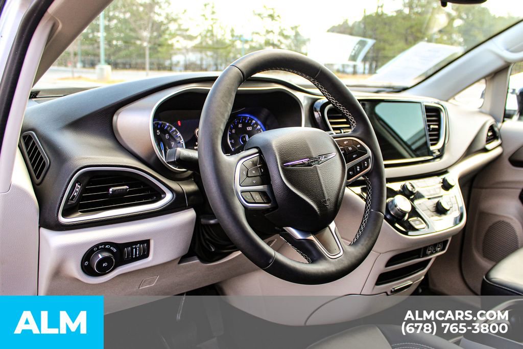 Used 2024 Chrysler Pacifica Touring-L image 25