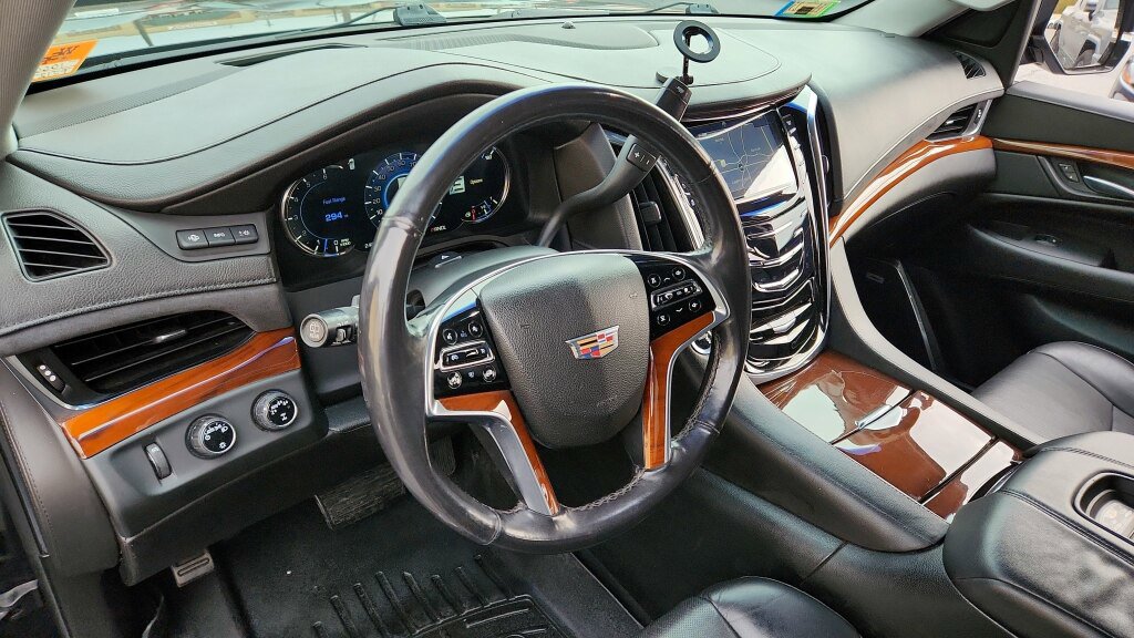 Used 2018 Cadillac Escalade ESV Luxury AWD/4WD image 16