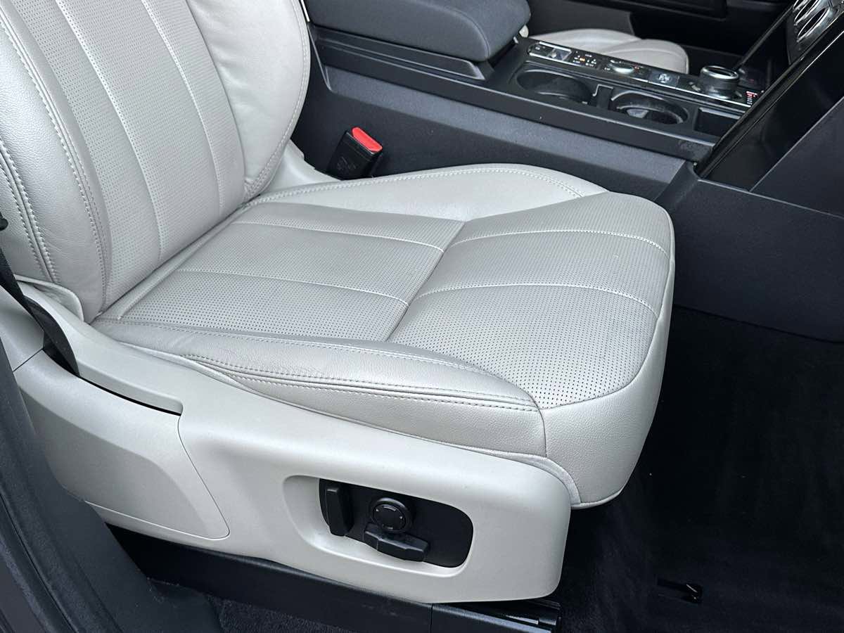 Used 2018 Land Rover Discovery SE image 21