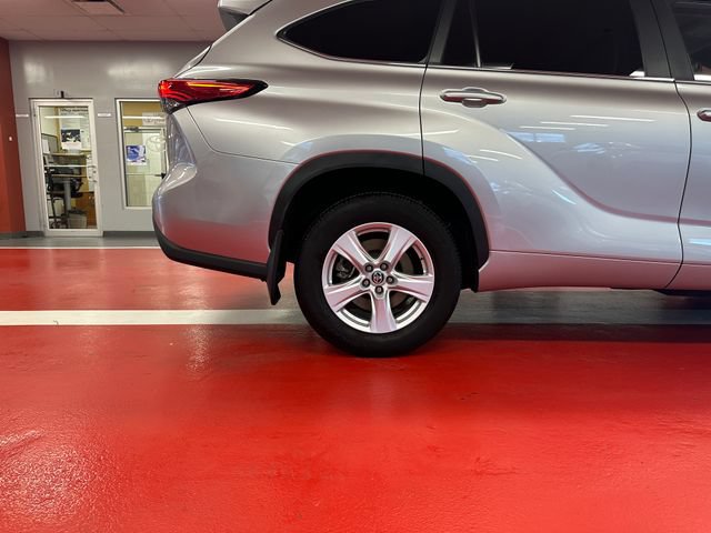 Used 2023 Toyota Highlander LE AWD/4WD image 30
