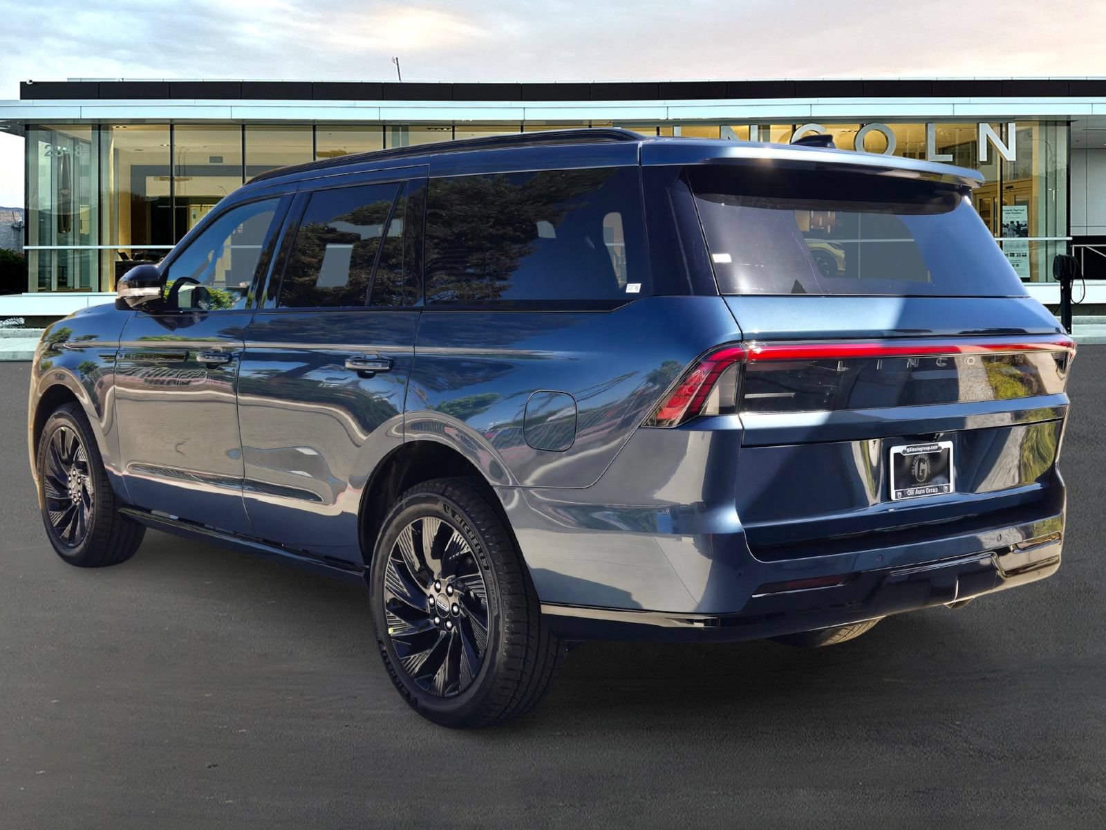 New 2027 Lincoln Navigator Reserve w/ Jet Appearance Package AWD/4WD image 3
