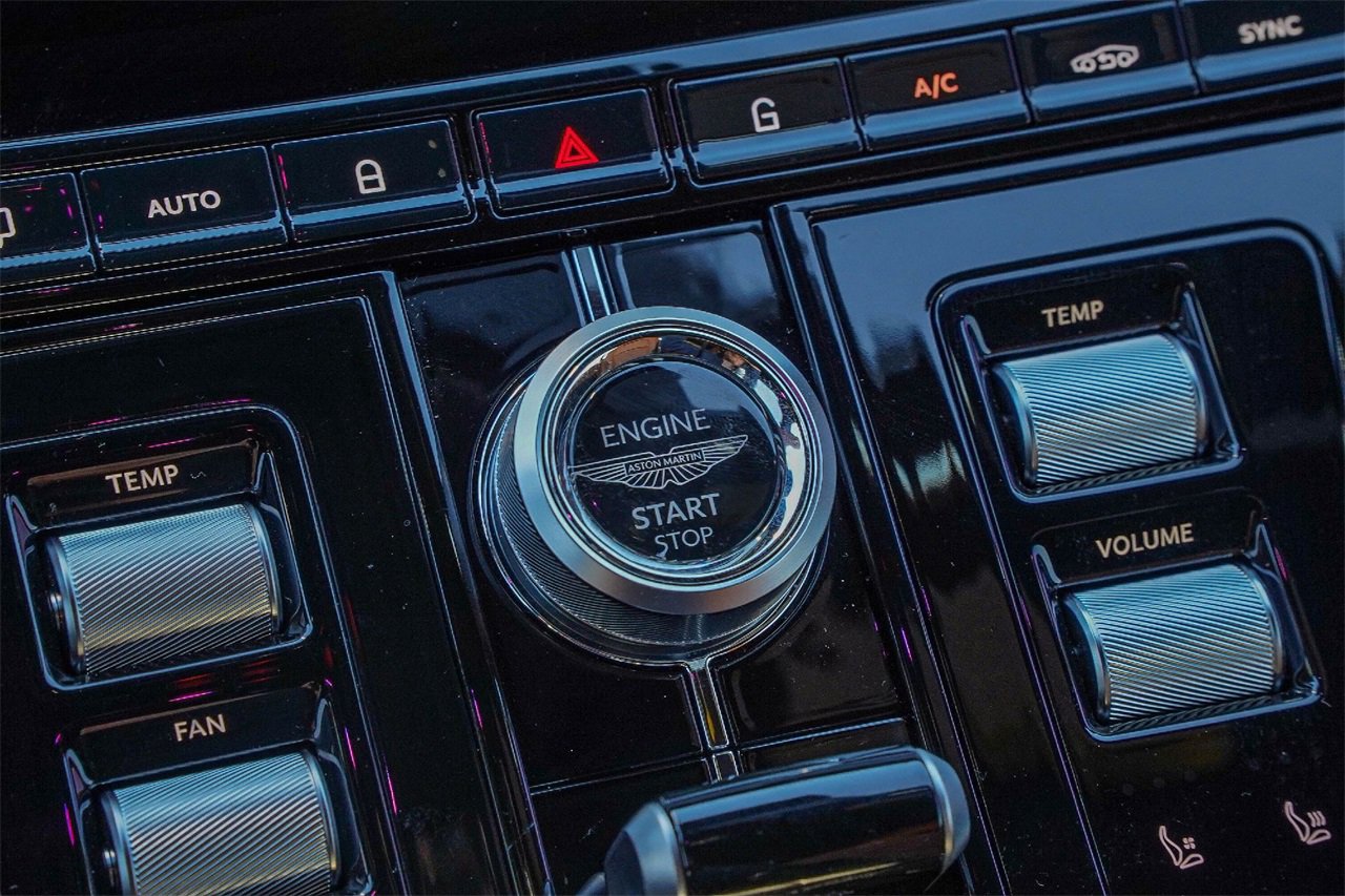 Used 2024 Aston Martin DB12 image 33