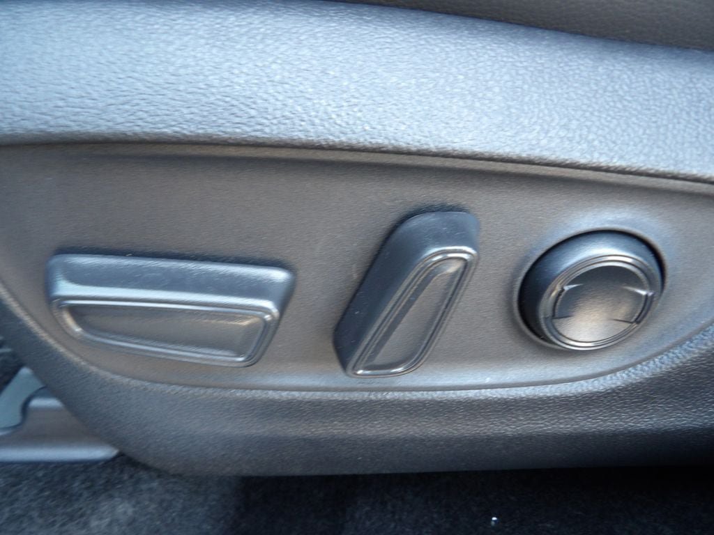 Used 2025 Toyota Highlander Limited AWD/4WD image 15