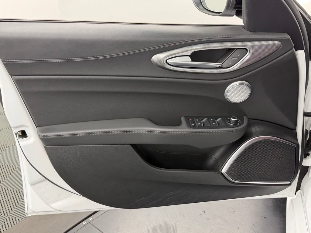 Used 2023 Alfa Romeo Giulia Veloce RWD image 19
