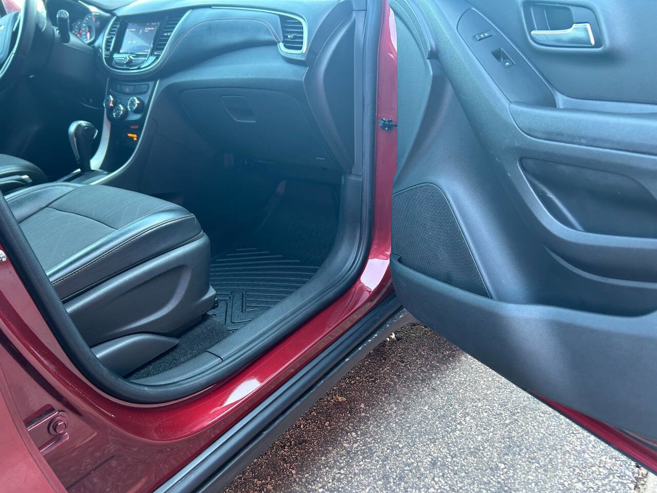 Used 2021 Chevrolet Trax LT w/ LT Convenience Package image 19
