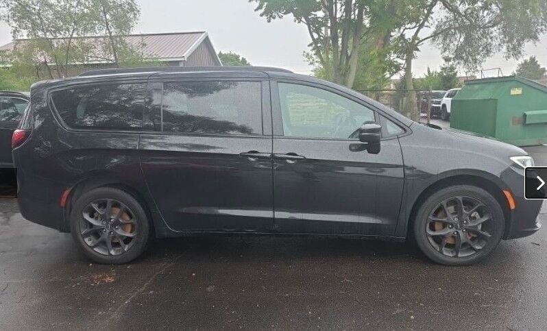 Used 2023 Chrysler Pacifica Touring-L w/ S Appearance Package AWD/4WD image 6