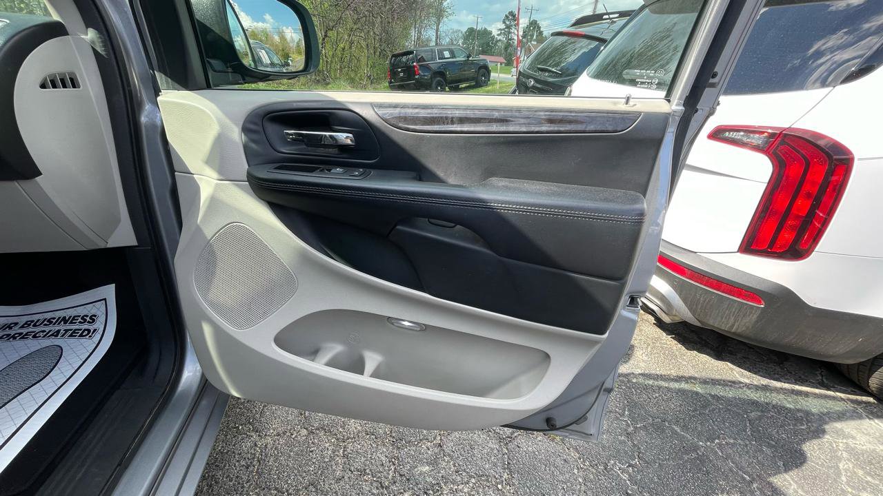 Used 2014 Dodge Grand Caravan SXT image 22