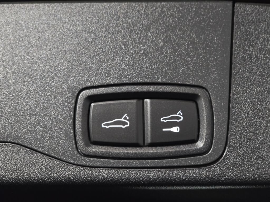 Certified 2025 Porsche Taycan 4S AWD/4WD image 25