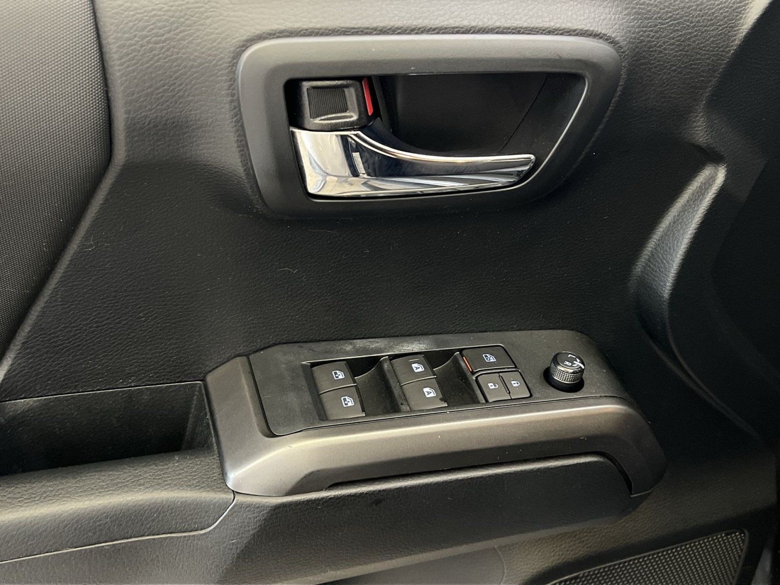 Used 2019 Toyota Tacoma TRD Off-Road AWD/4WD image 14