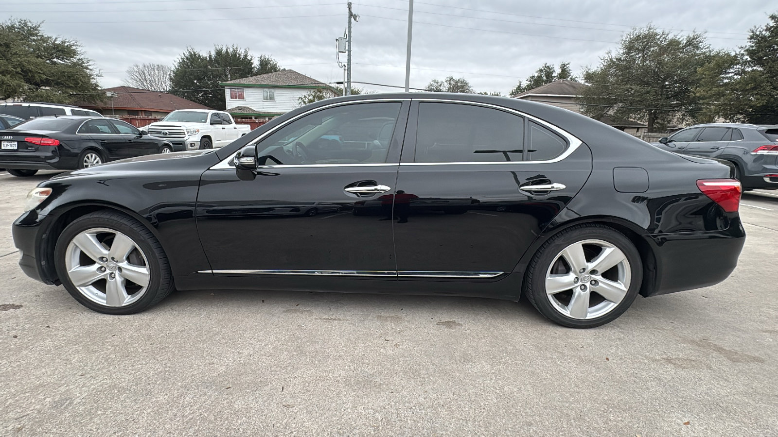 Used 2011 Lexus LS 460 w/ Comfort Pkg image 4