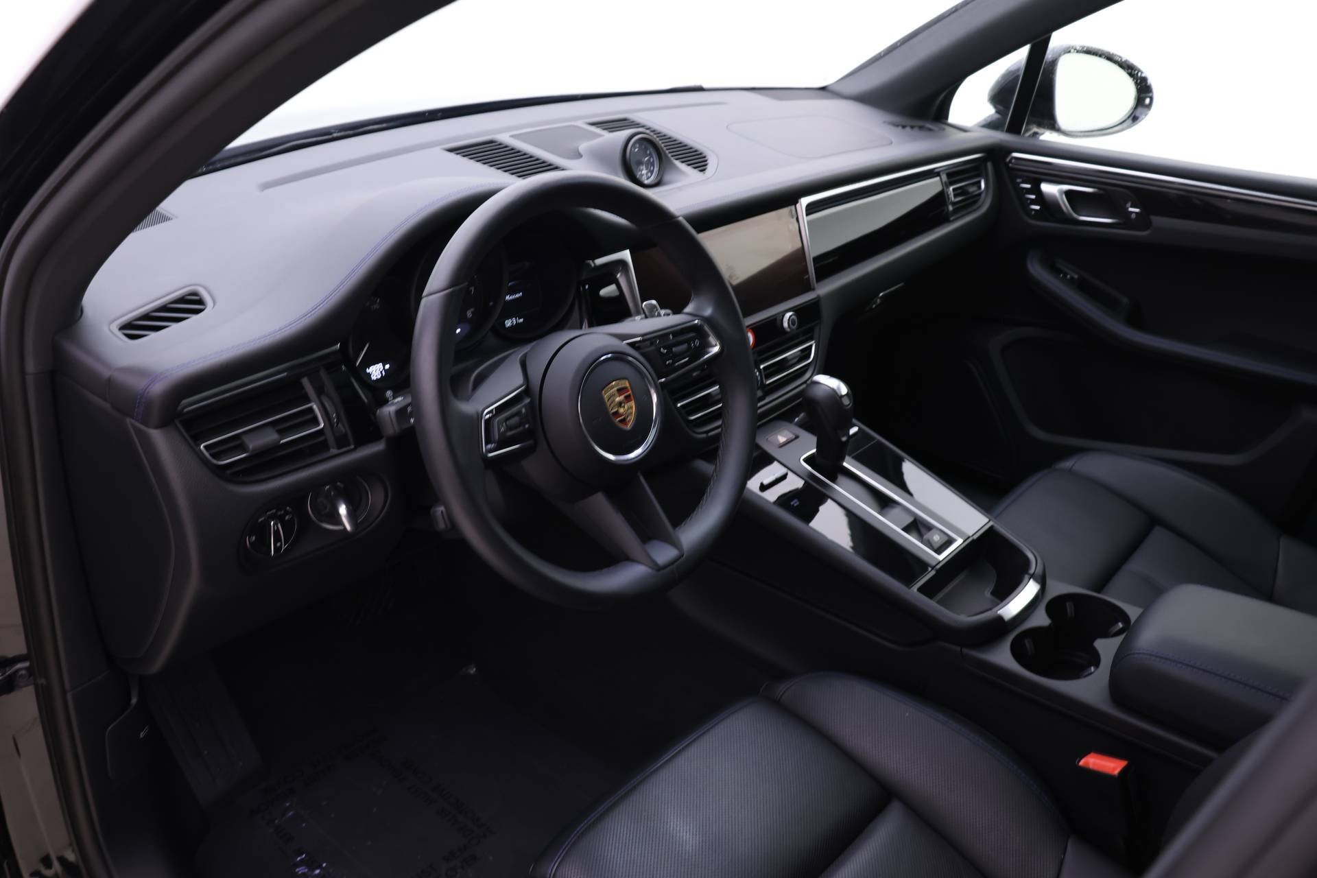 Used 2025 Porsche Macan image 4