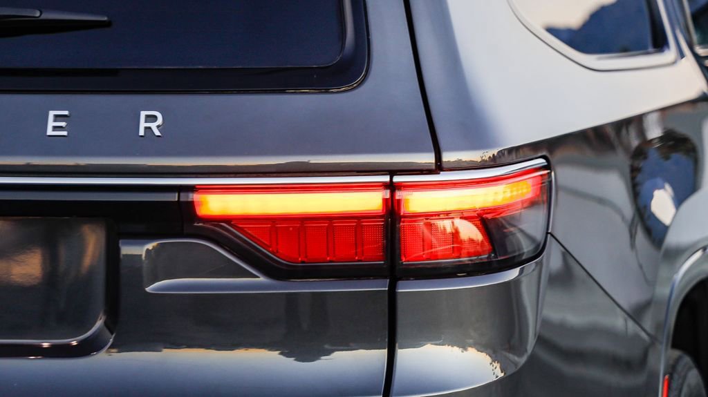 Certified 2024 Jeep Wagoneer L Series II w/ Flexible Seating Group image 10