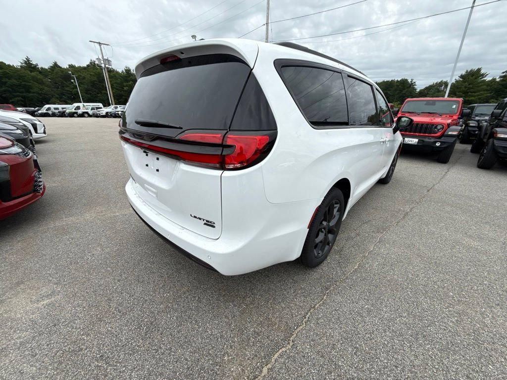 New 2027 Chrysler Pacifica Limited AWD/4WD image 5