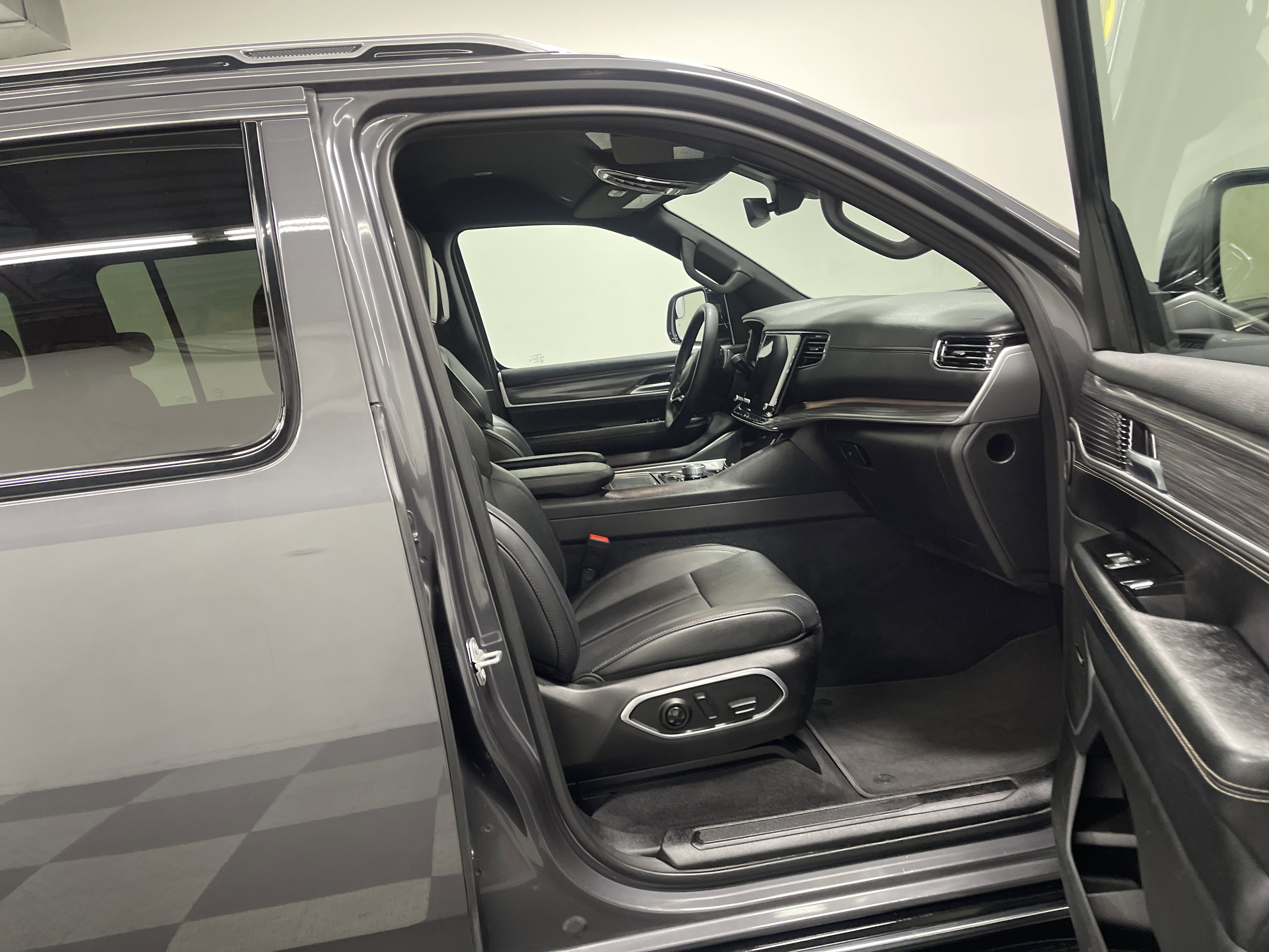 Used 2024 Jeep Wagoneer L Series II w/ Flexible Seating Group image 26