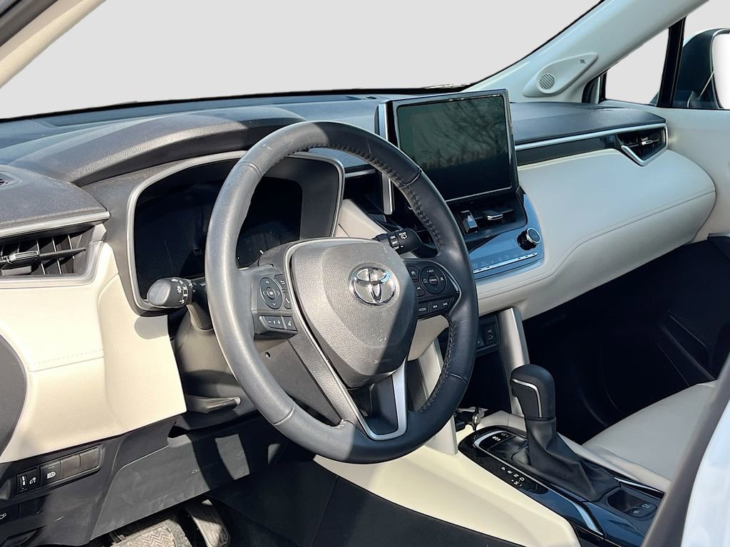 Used 2023 Toyota Corolla Cross XLE w/ Convenience Package AWD/4WD image 9