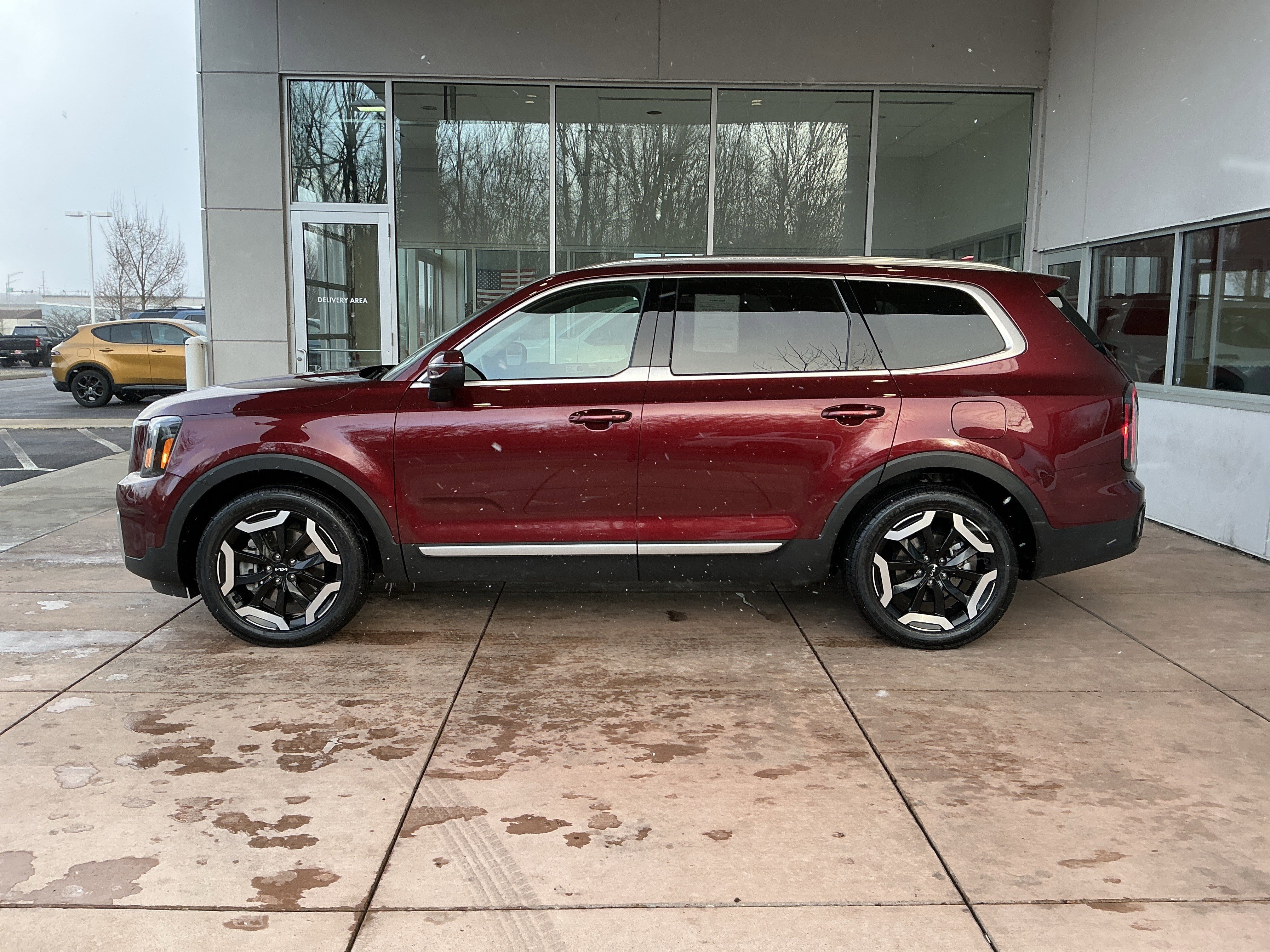 Used 2024 Kia Telluride EX w/ EX Captain's Chair Package image 19