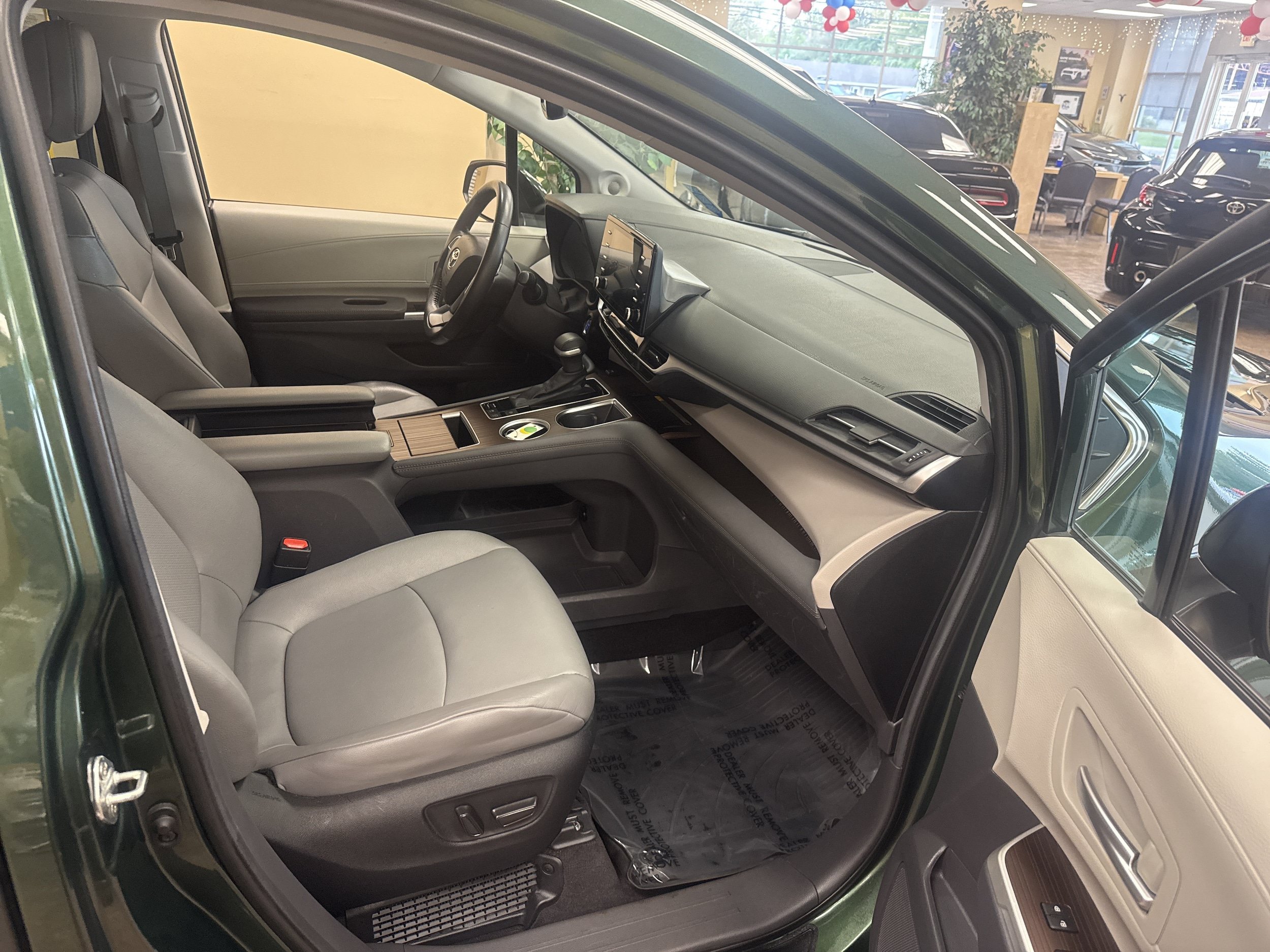 Used 2024 Toyota Sienna XLE w/ XLE Plus Package AWD/4WD image 14