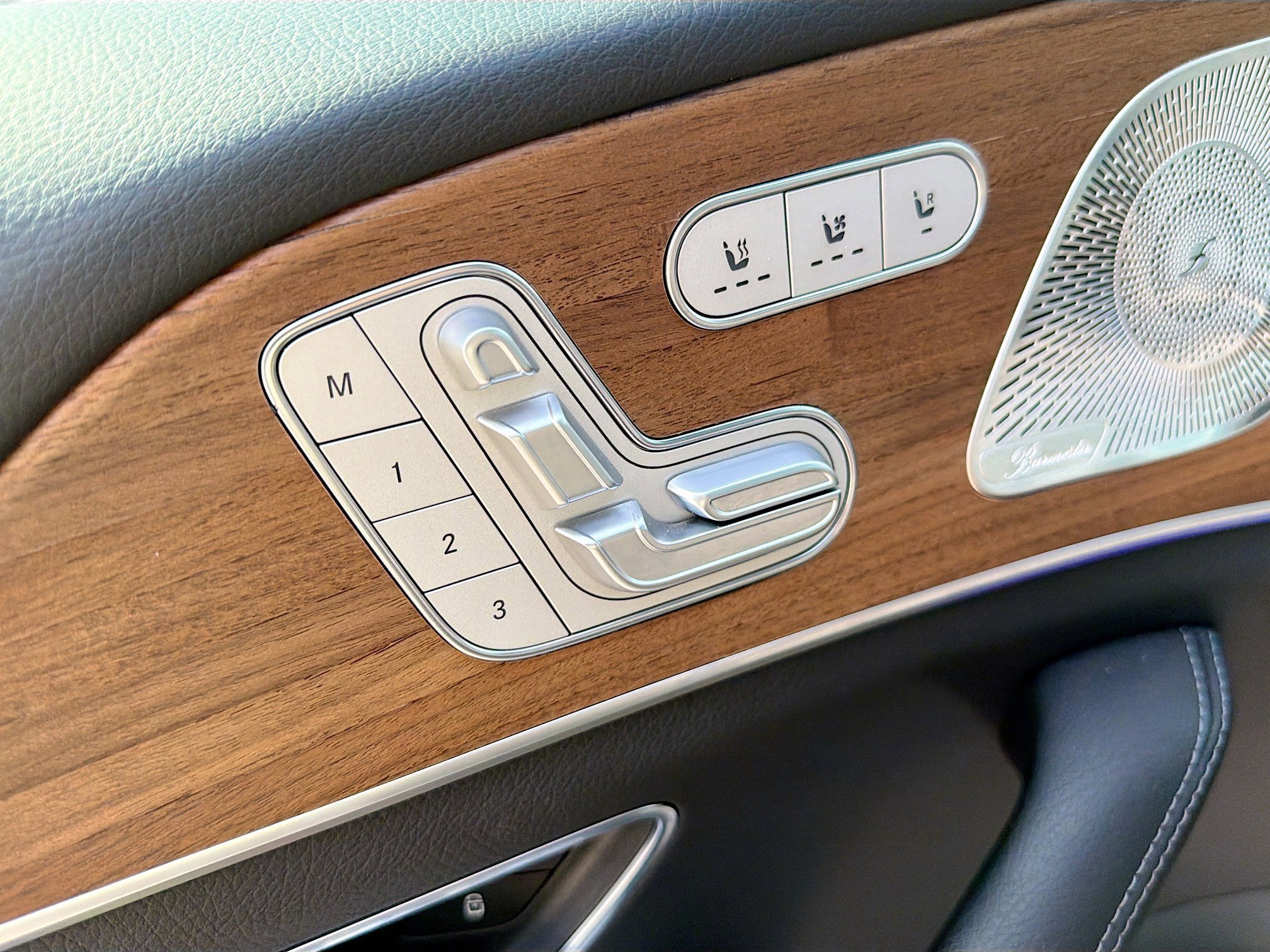 Used 2025 Mercedes-Benz GLS 450 4MATIC w/ AMG Line Exterior image 26