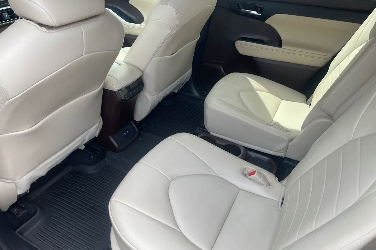 Used 2021 Toyota Highlander XLE AWD/4WD image 10