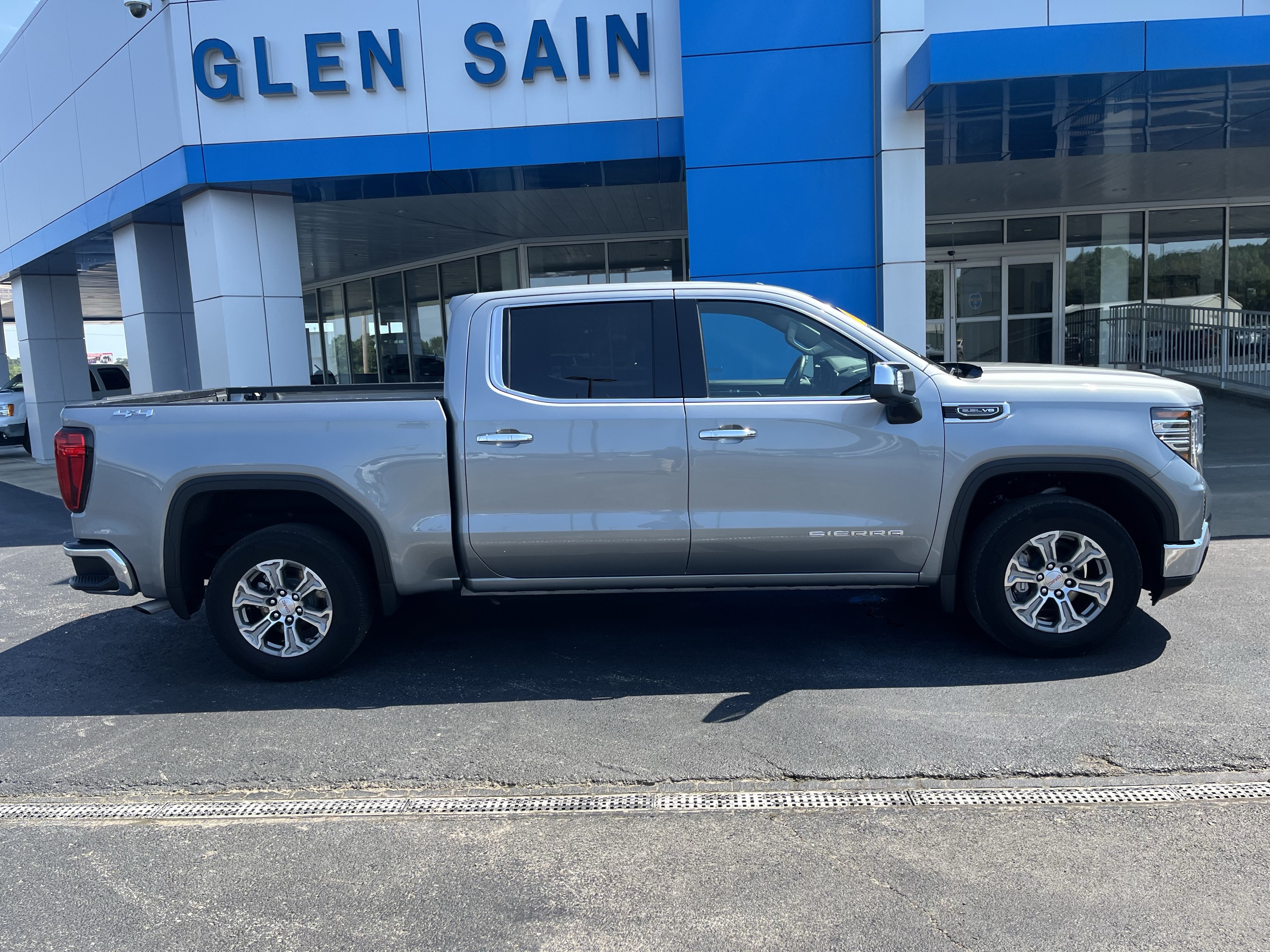 Used 2025 GMC Sierra 1500 SLT AWD/4WD image 4