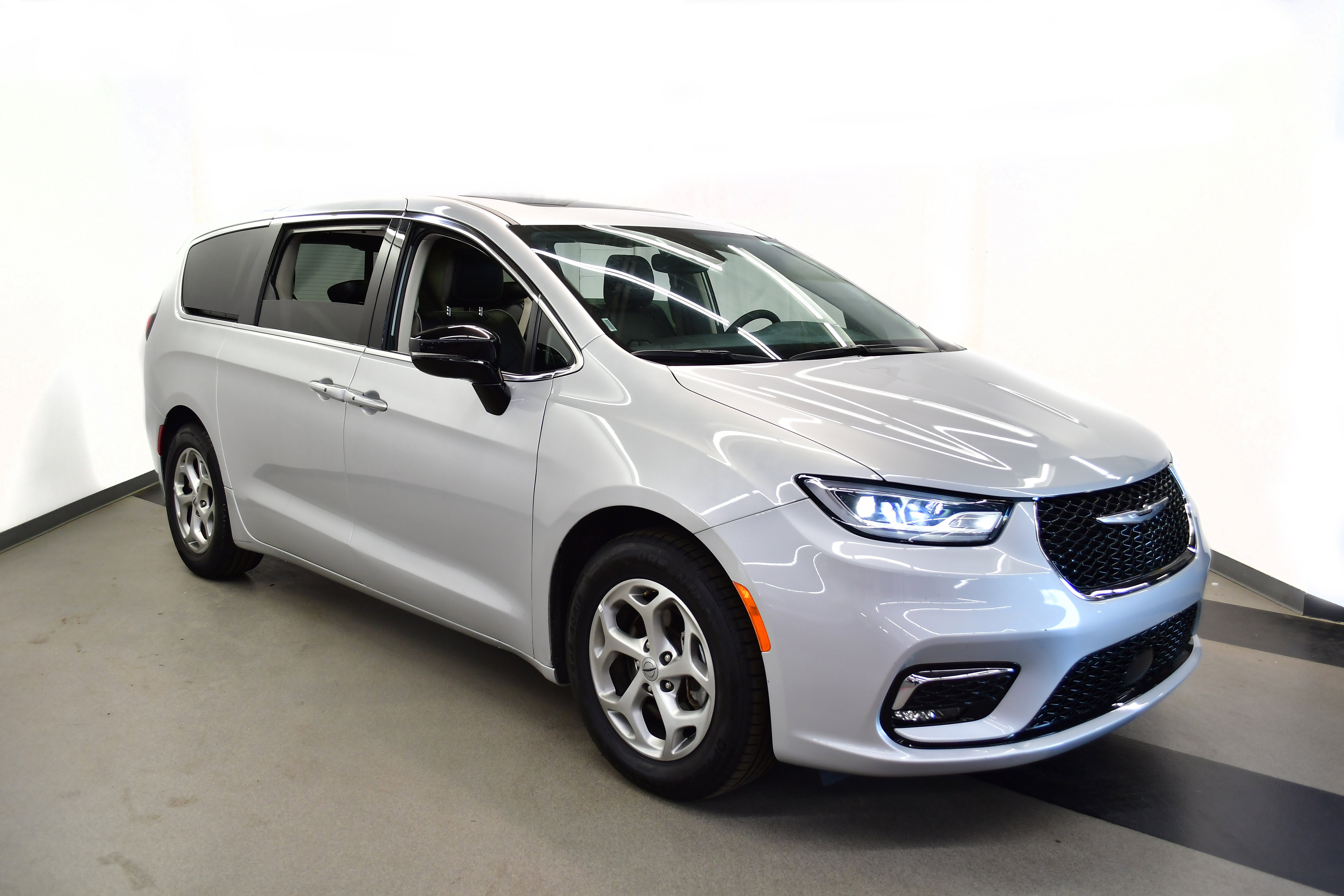 Used 2024 Chrysler Pacifica Limited FWD image 2