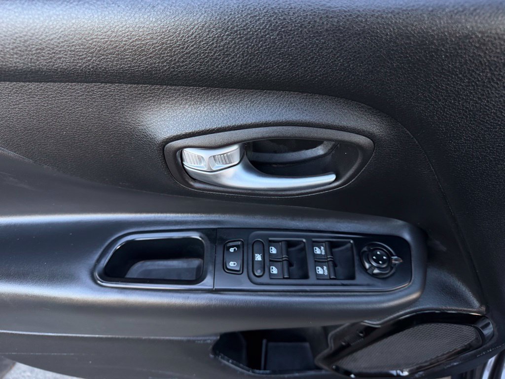 Used 2018 Jeep Renegade Altitude w/ UConnect 8.4 Nav Group FWD image 19