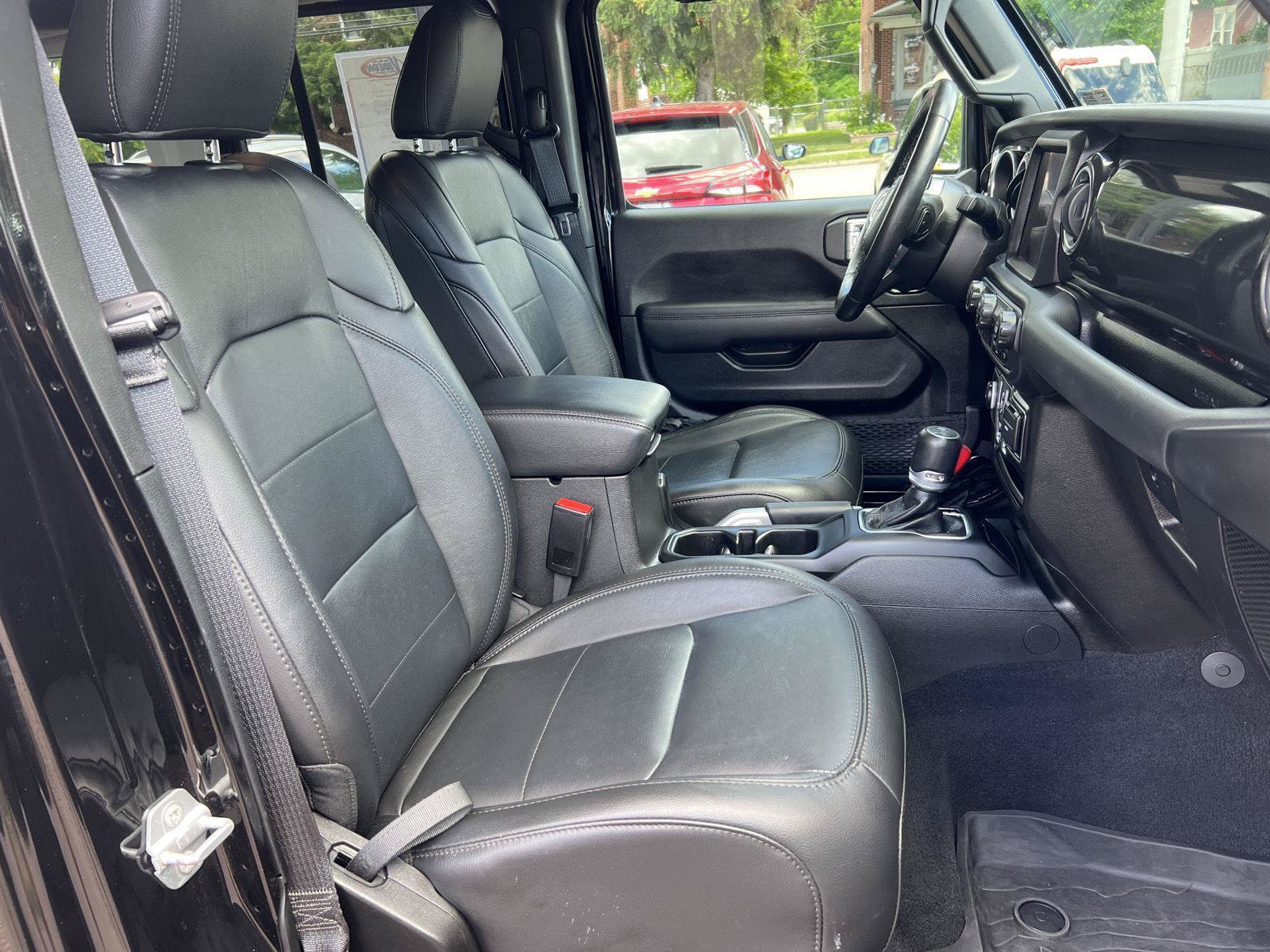 Used 2022 Jeep Wrangler Unlimited Sahara AWD/4WD image 19