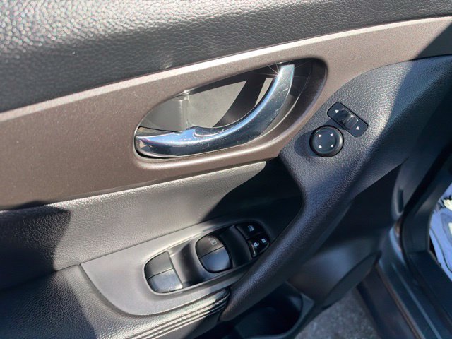 Used 2014 Nissan Rogue S FWD image 17