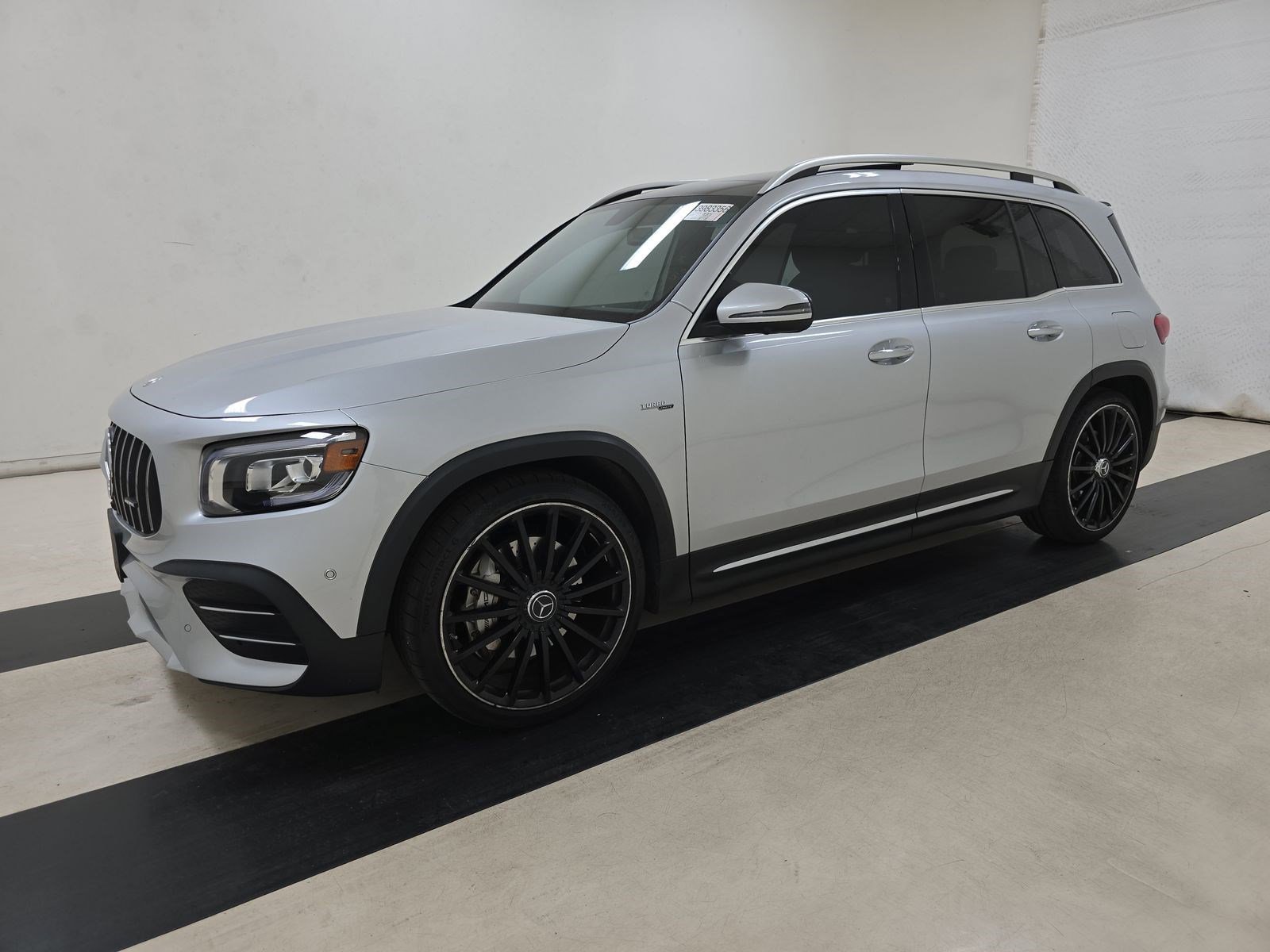 Used 2023 Mercedes-Benz GLB 35 AMG 4MATIC image 2