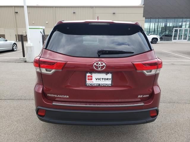 Used 2018 Toyota Highlander SE image 6