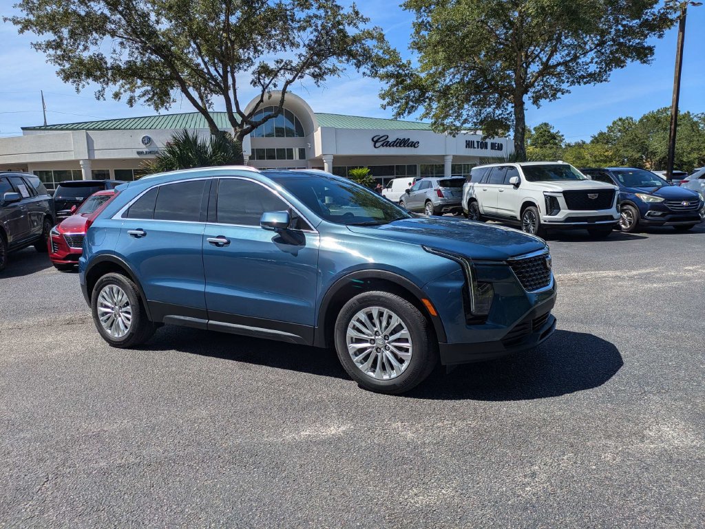 Certified 2024 Cadillac XT4 Luxury w/ Cold Weather Package FWD image 2