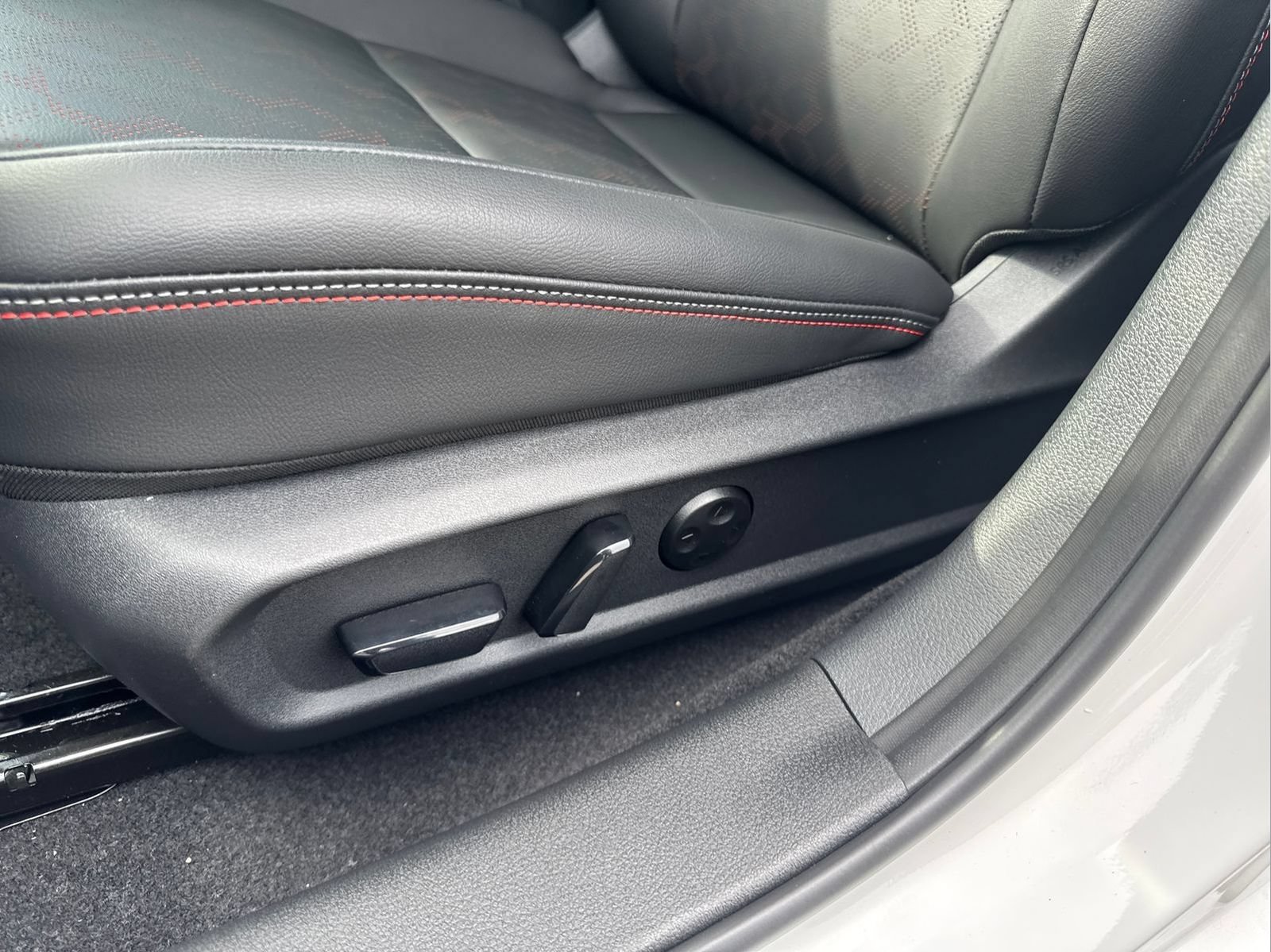New 2026 Nissan Sentra SR w/ SR Premium Package FWD image 32