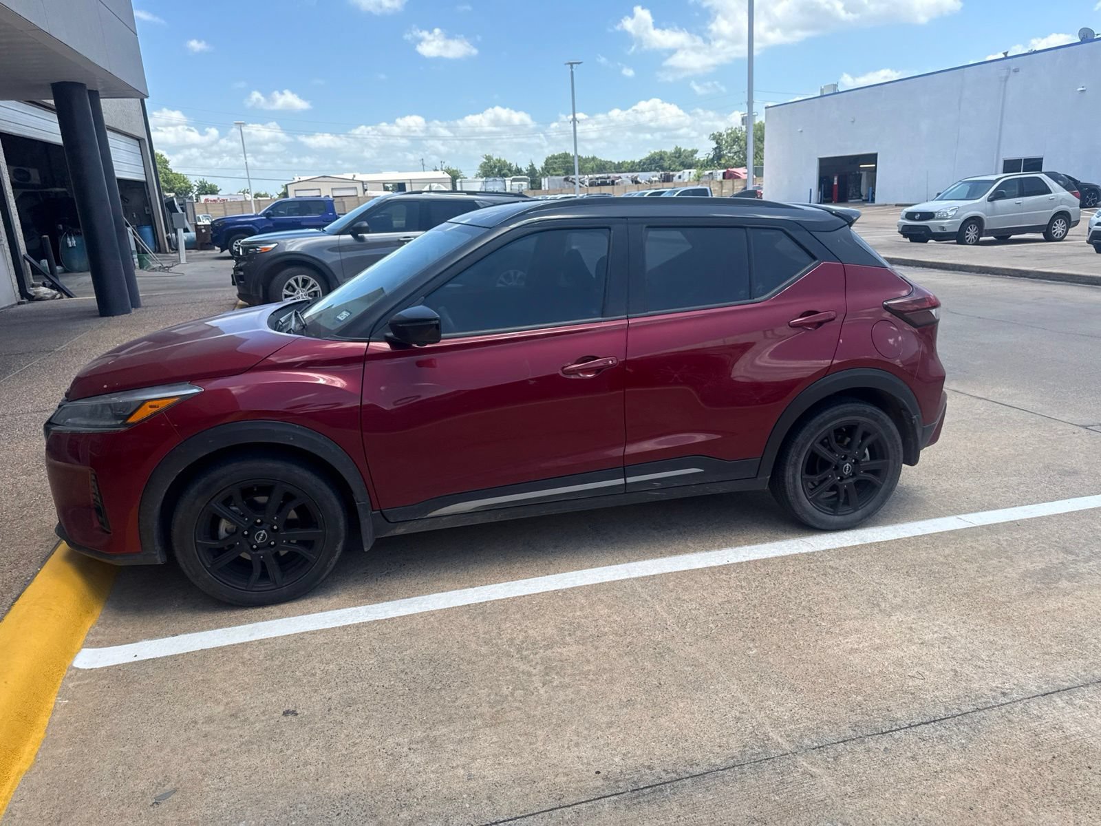 Used 2022 Nissan Kicks SR w/ Premium Package FWD image 2