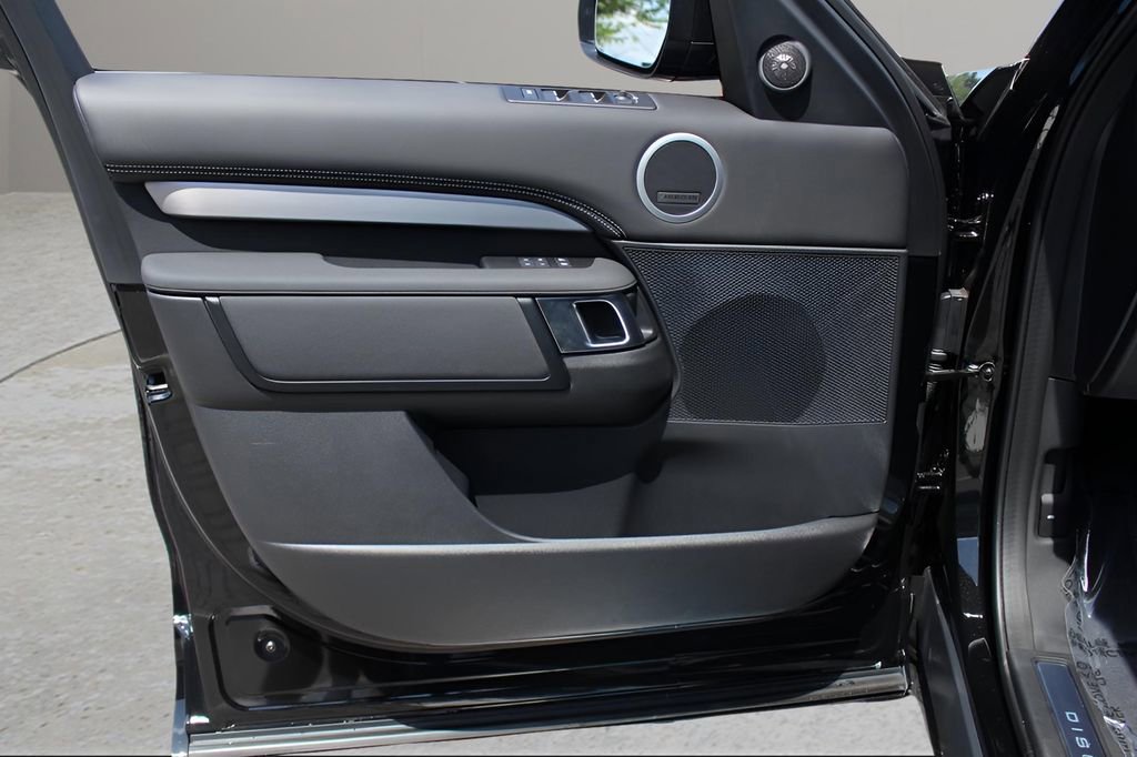 New 2025 Land Rover Discovery Dynamic SE image 9