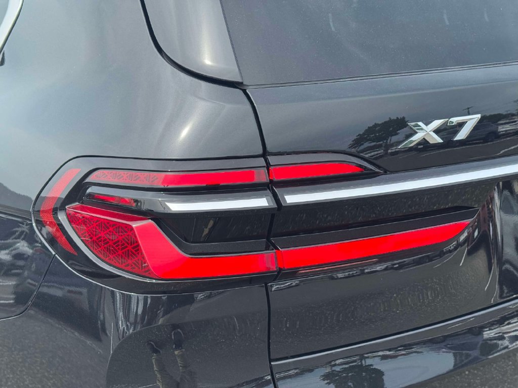 Used 2024 BMW X7 xDrive40i w/ Premium Package AWD/4WD image 10